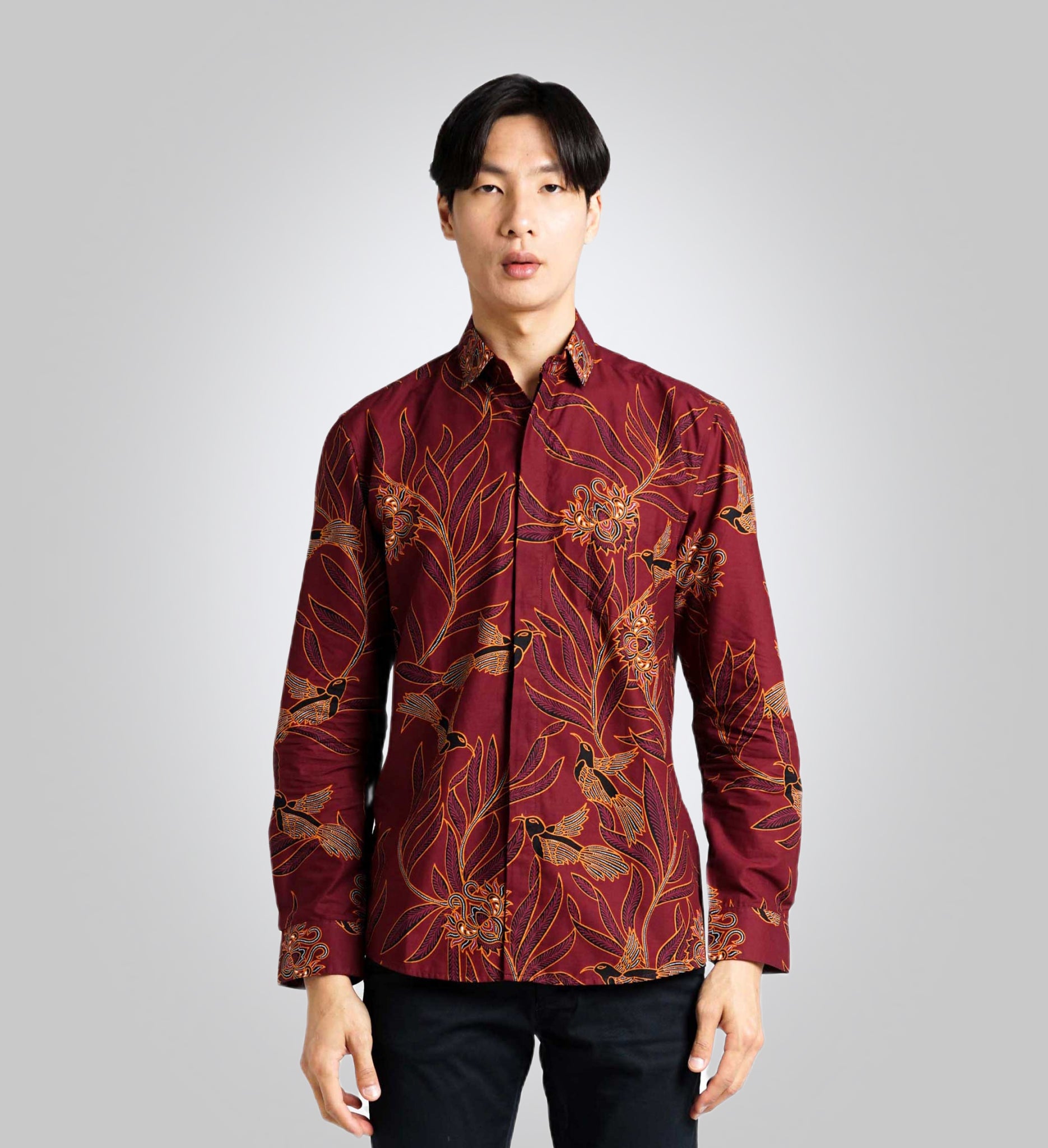 Camisa estampada roja y dorada