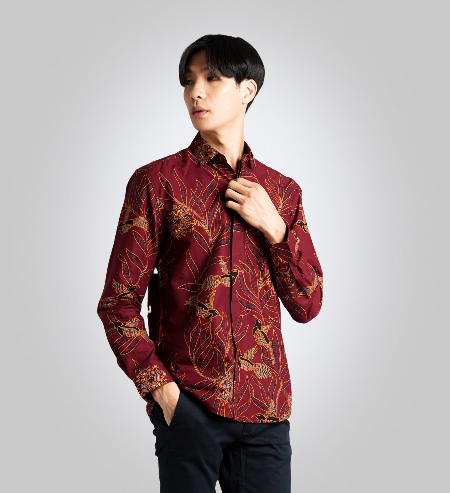 Camisa estampada roja y dorada
