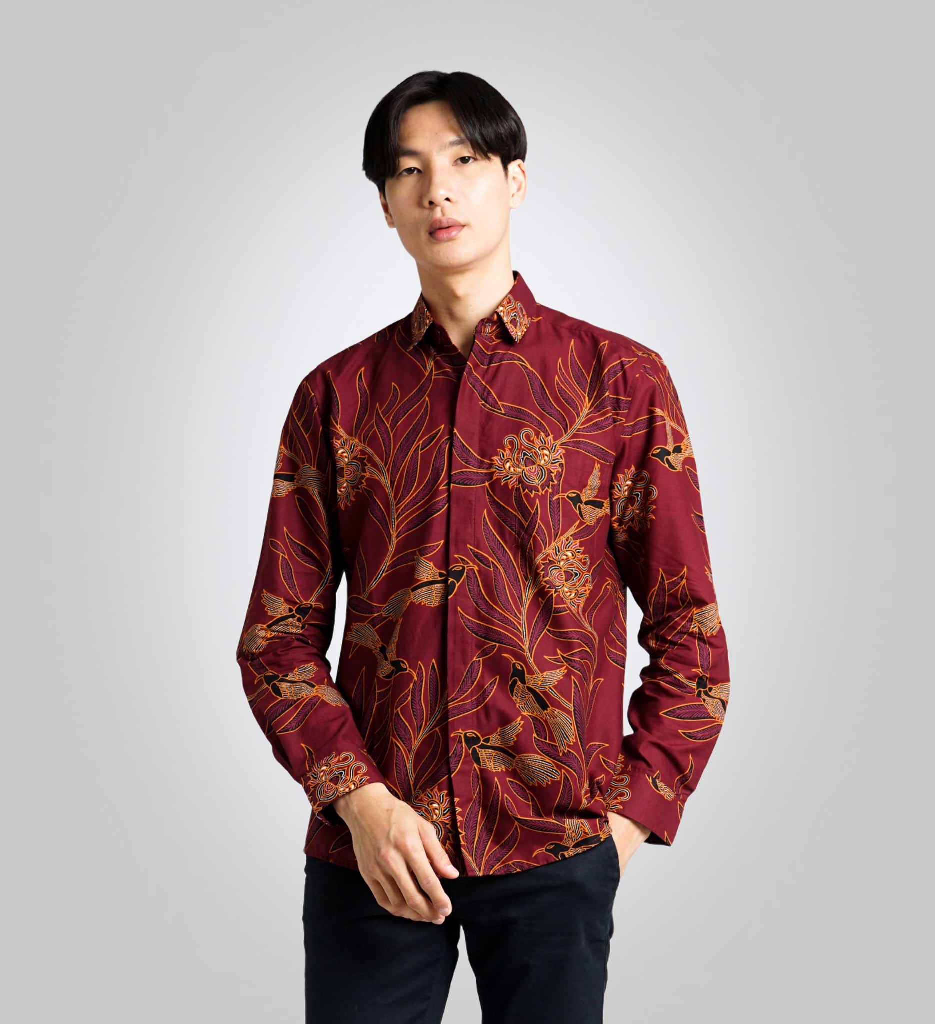 Camisa estampada roja y dorada
