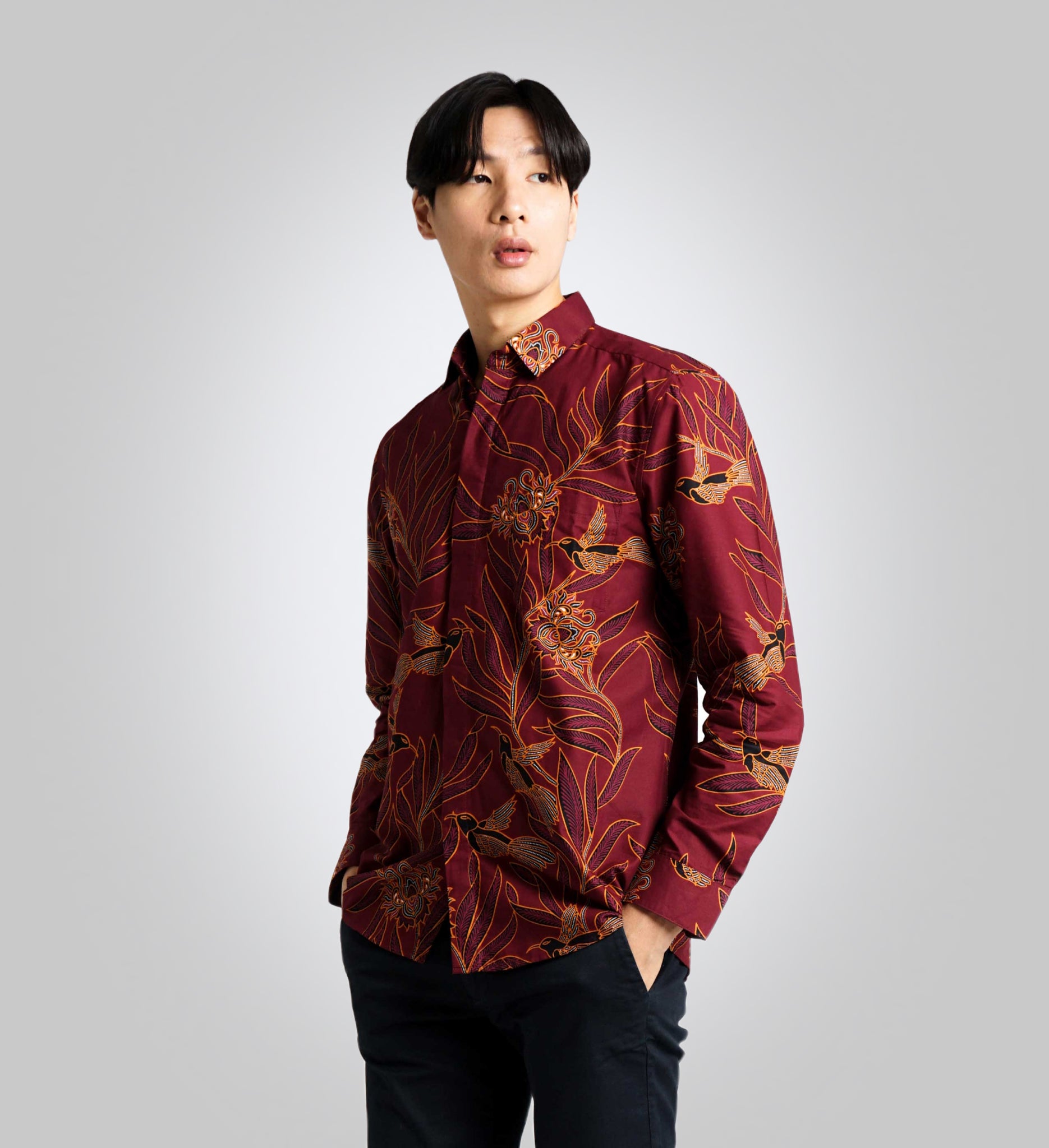 Camisa estampada roja y dorada