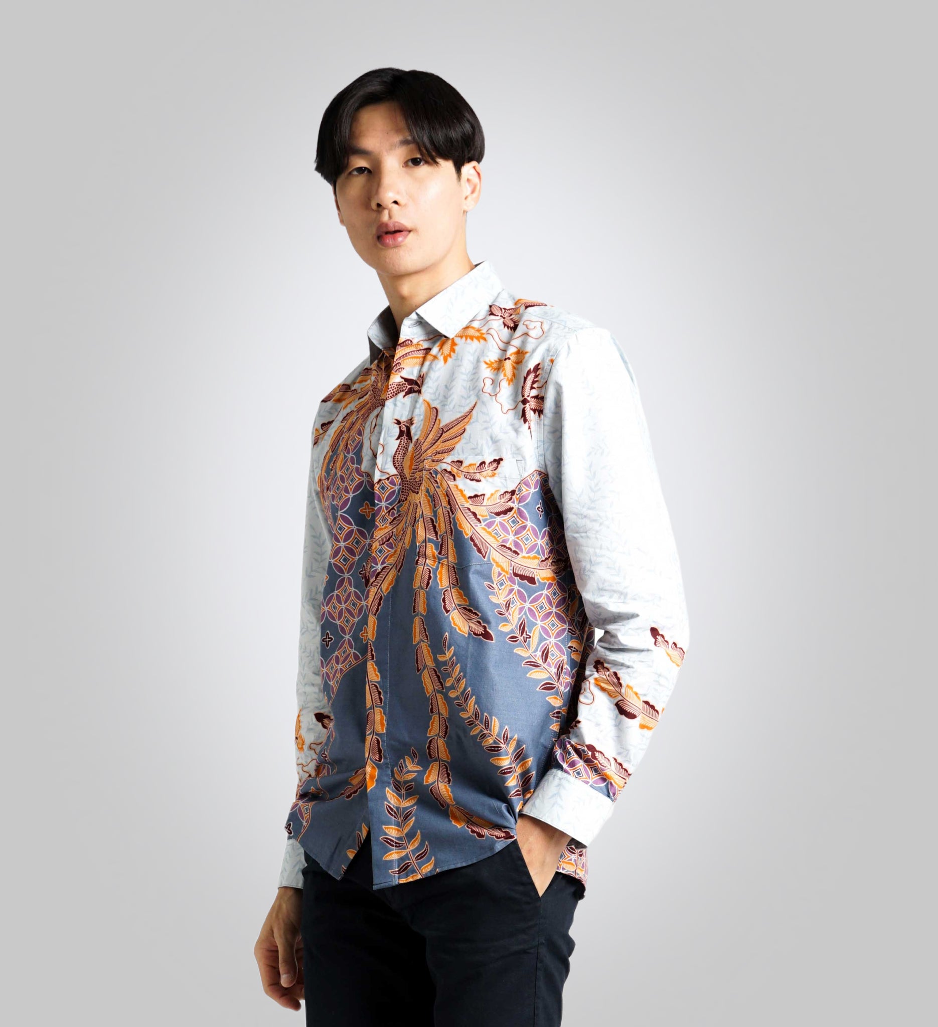 Camisa estampada roja y dorada