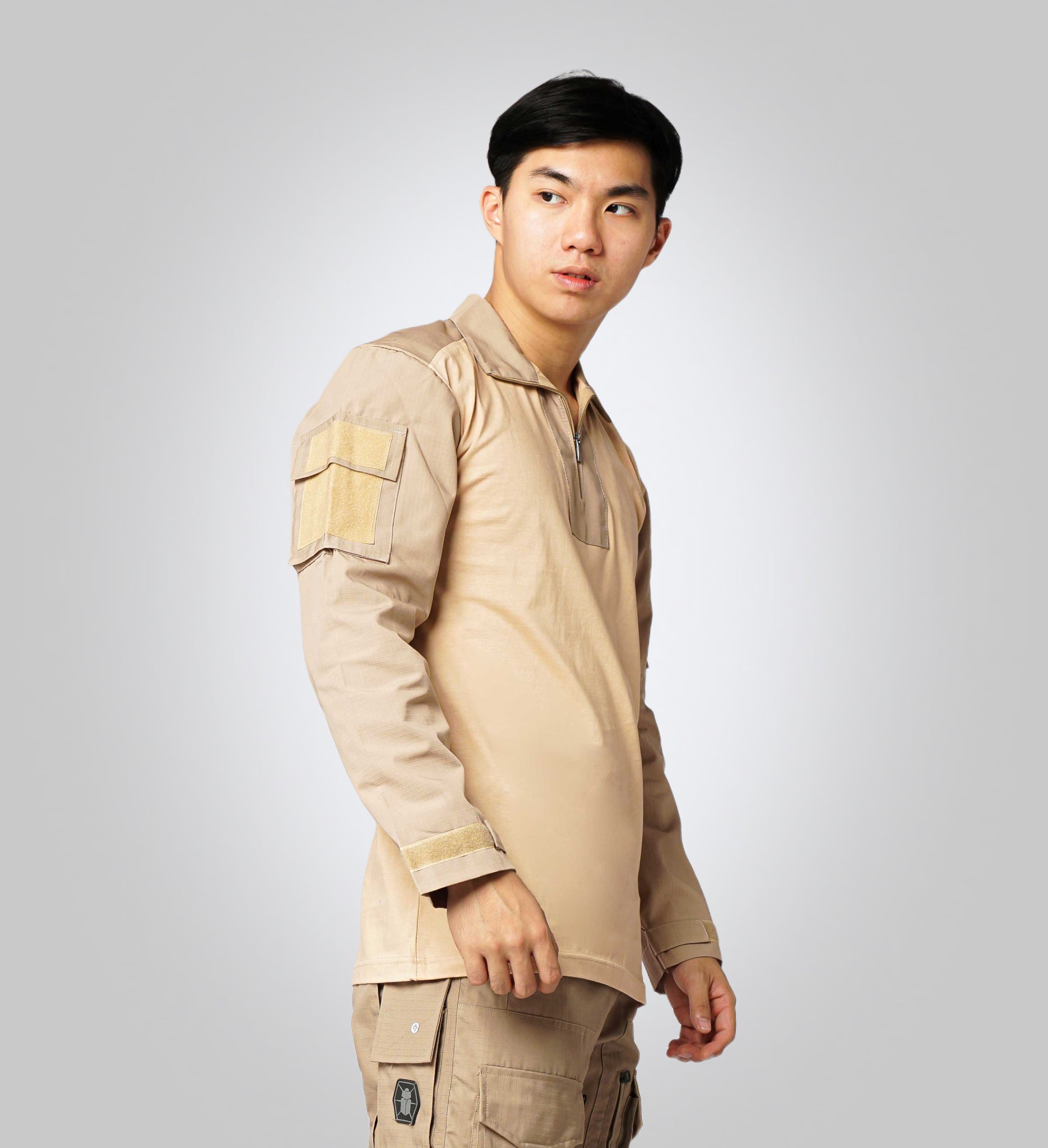Camisa cargo con media cremallera para hombre