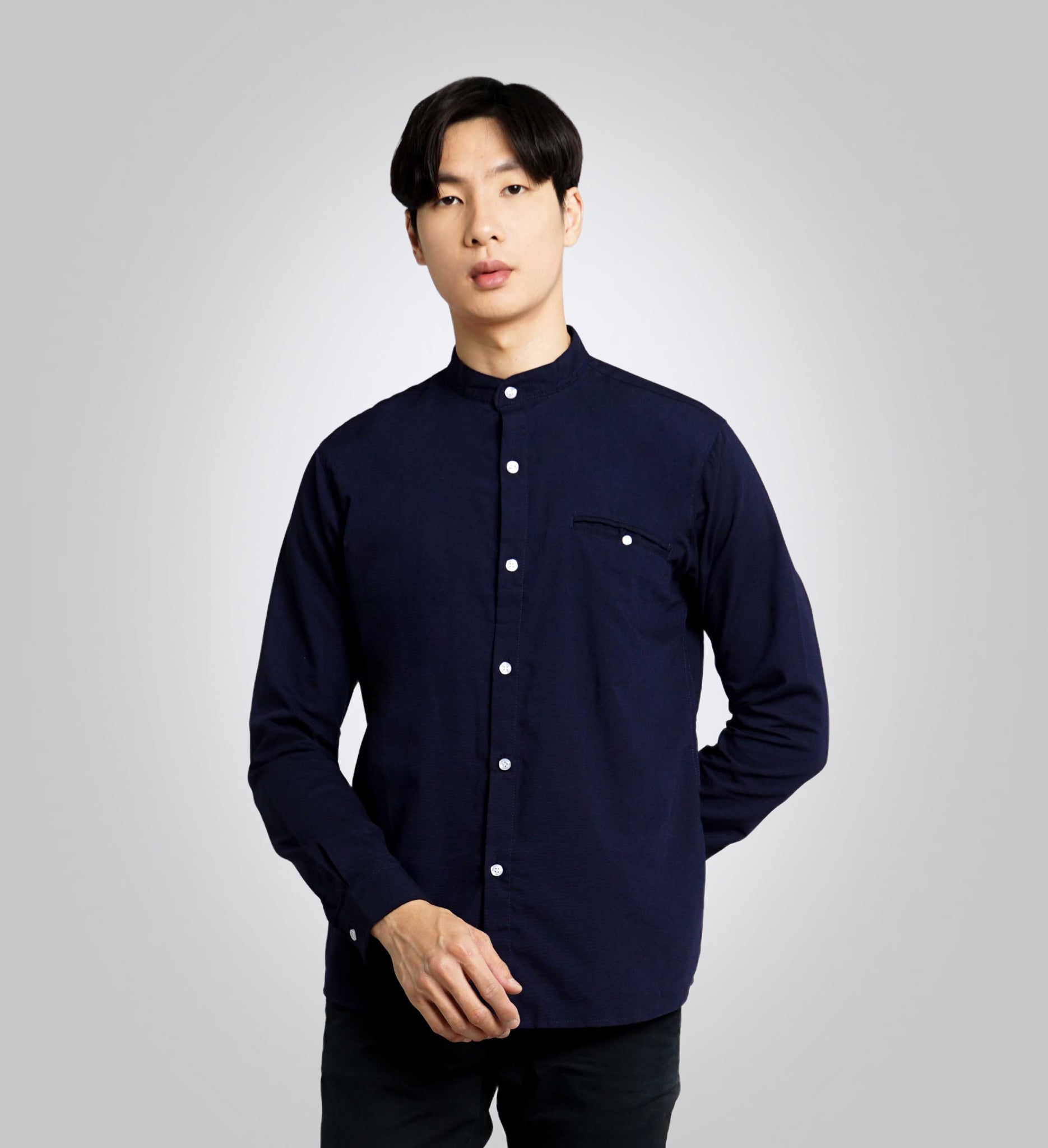 Camisa azul marino lisa