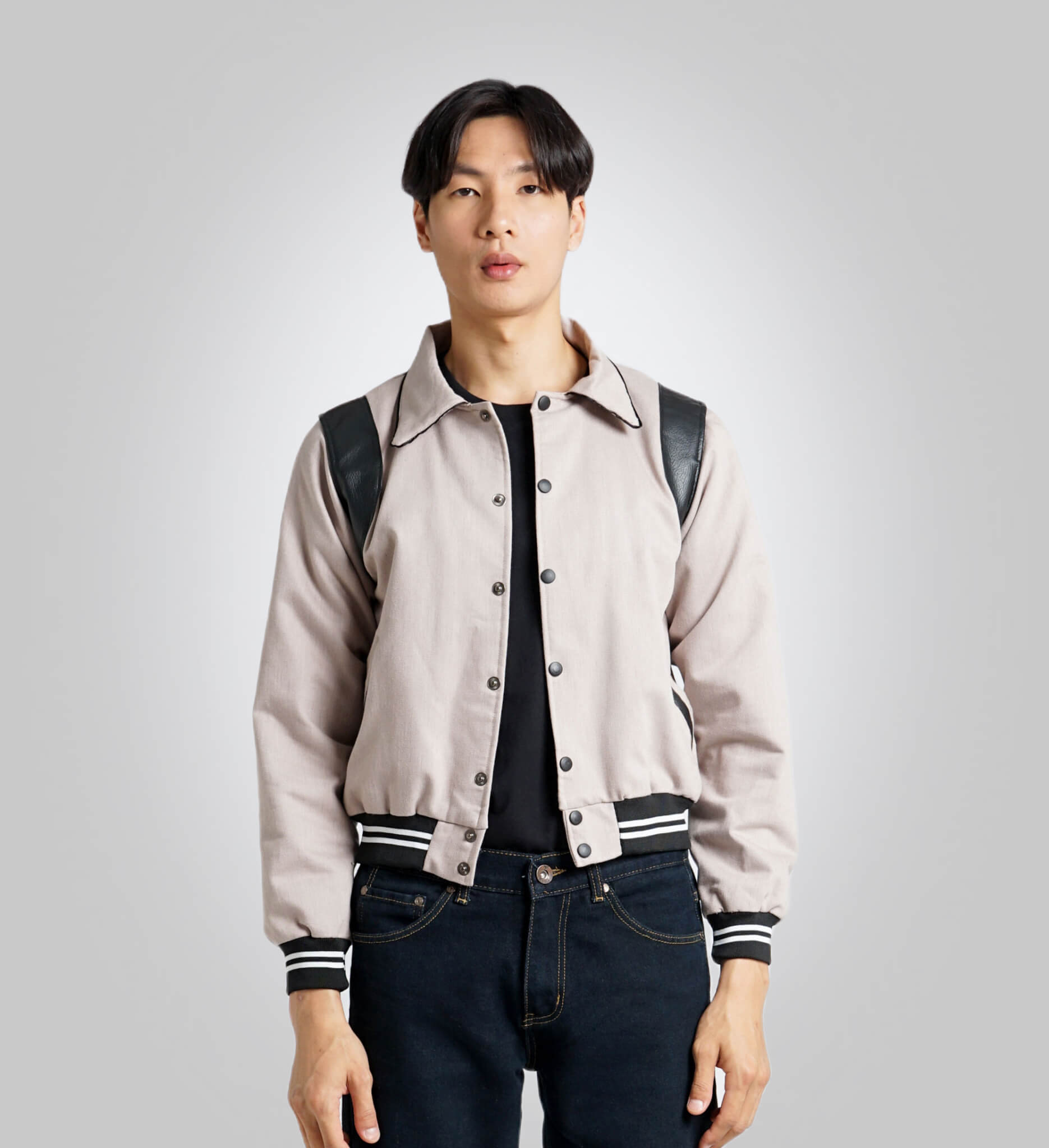 Chaqueta de béisbol gris y negra